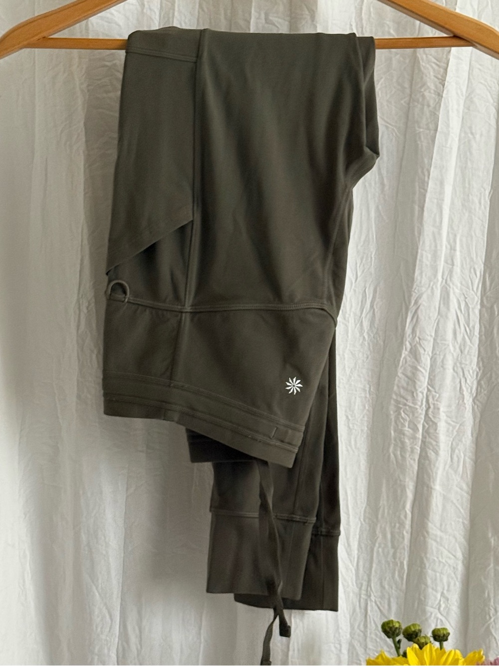 NWOT Athleta Salutation Cargo Tights S Olive Green Powervita Leggings $119